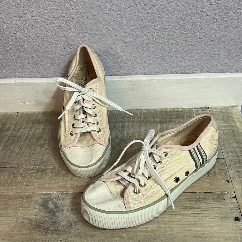 Tommy Hilfiger blush suede trim lace up tennis shoes Sz 6